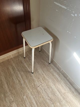 Taburete blanco y marrón