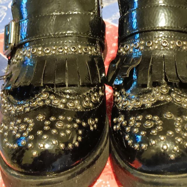 Mocassini donna neri con borchie e frange