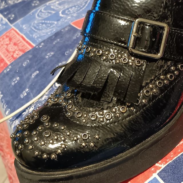 Mocassini donna neri con borchie e frange