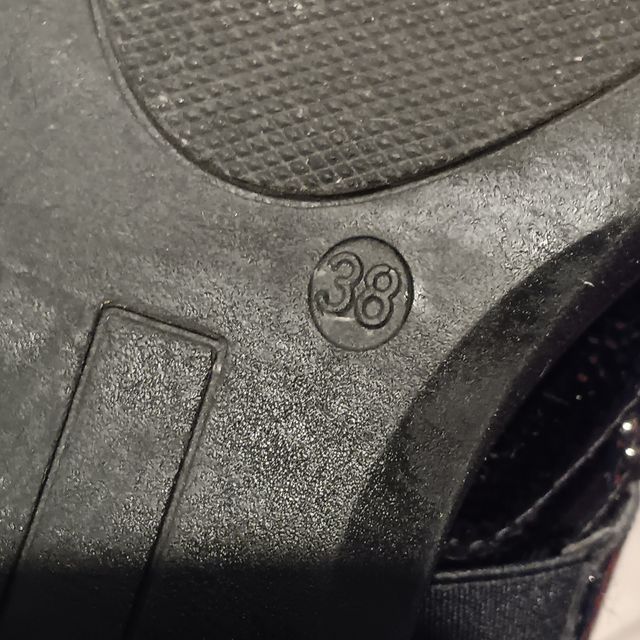 Mocassini donna neri con borchie e frange