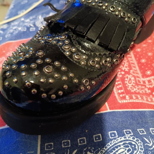 Mocassini donna neri con borchie e frange