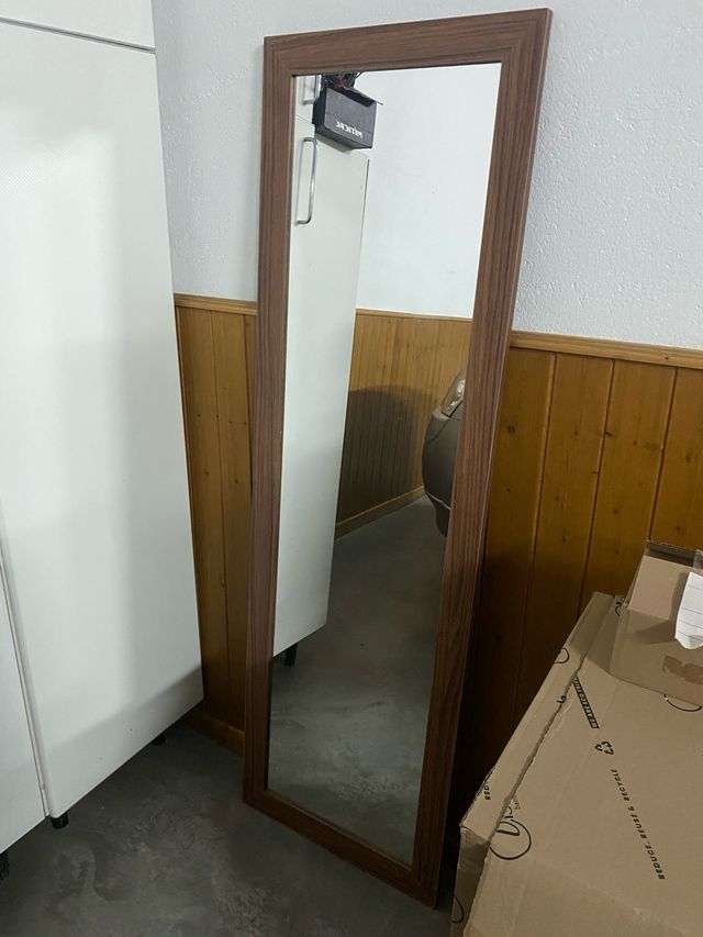 Espejo de cuerpo entero con marco de madera