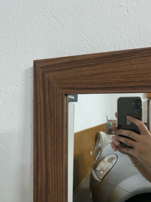 Espejo de cuerpo entero con marco de madera