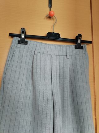 Pantalones Bershka gris con raya diplomática nuevo