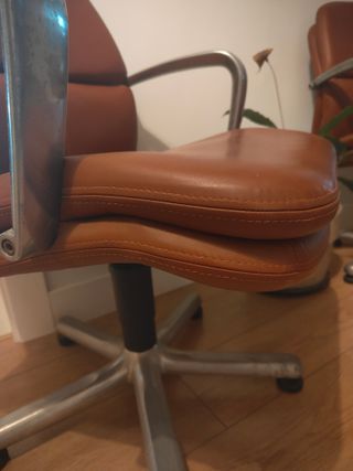 Butacas de piel marrones