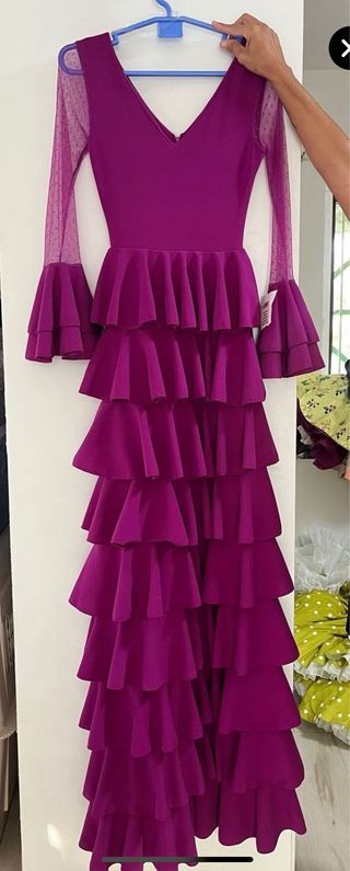 Vestido Morado con Volantes y Mangas de Malla
