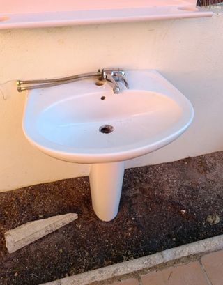 Lavabo y grifo