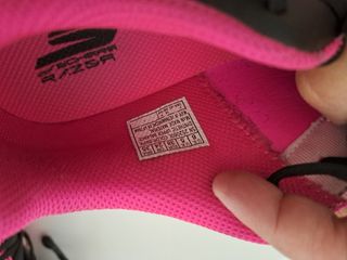 Botas de fútbol Skechers rosas y negras