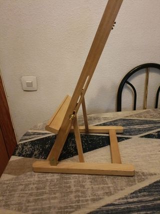 Caballete de sobremesa de madera.