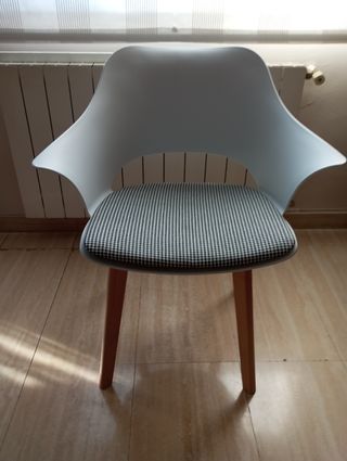 Sedie nordiche in stile moderno. Ho due sedie. 