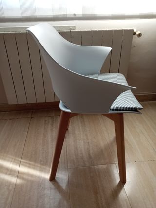 Sedie nordiche in stile moderno. Ho due sedie. 