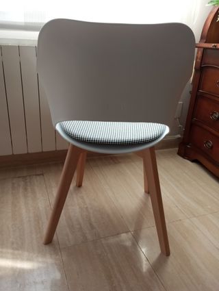 Sedie nordiche in stile moderno. Ho due sedie. 