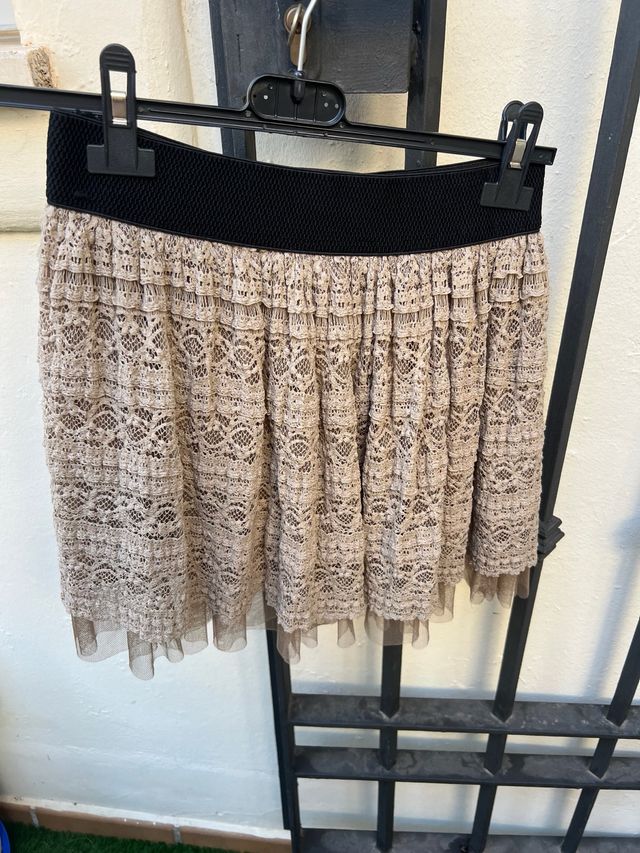 Falda de encaje beige con forro