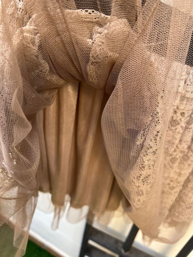 Falda de encaje beige con forro