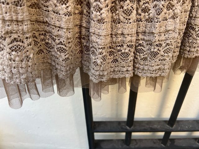 Falda de encaje beige con forro