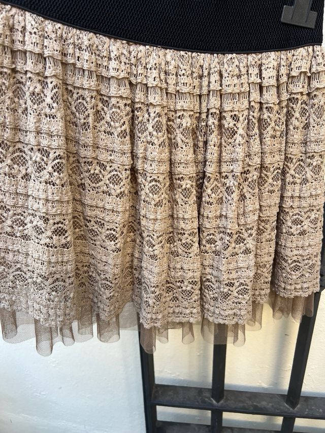 Falda de encaje beige con forro