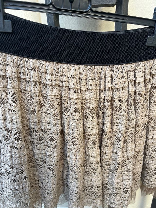Falda de encaje beige con forro