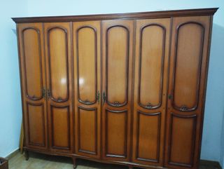 Armario clásico de madera