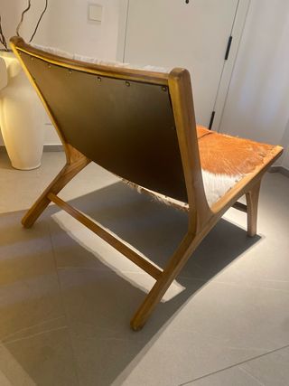 Butaca de madera de teca y piel de vaca