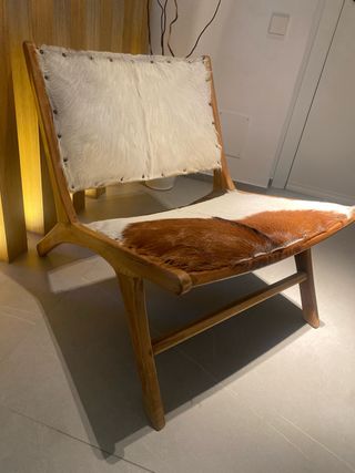 Butaca de madera de teca y piel de vaca