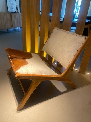 Butaca de madera de teca y piel de vaca