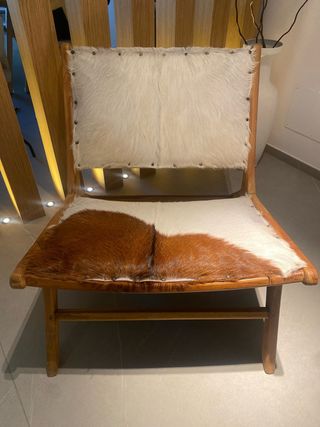 Butaca de madera de teca y piel de vaca