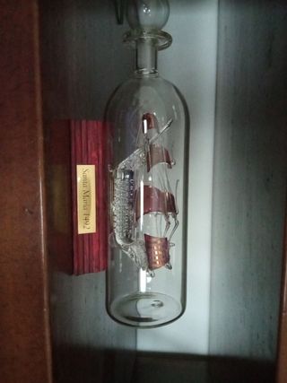 Nave in bottiglia in vetro