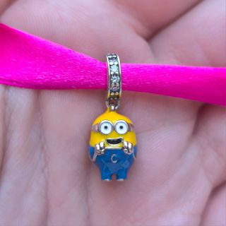 CHARM MINION PELICULA