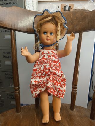 Bambola vintage anni '50 con vestito a fiori