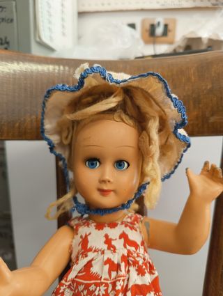 Bambola vintage anni '50 con vestito a fiori