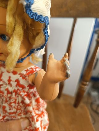 Bambola vintage anni '50 con vestito a fiori