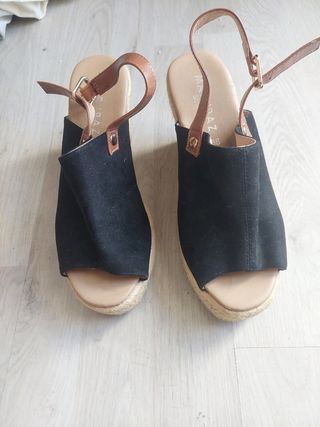 Sandalias cuña esparto negras.