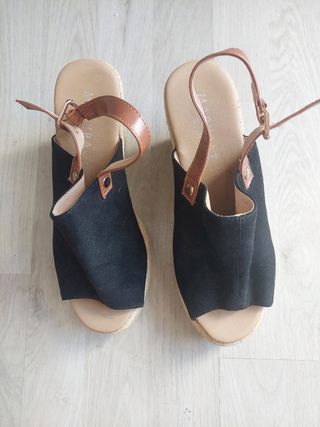 Sandalias cuña esparto negras.