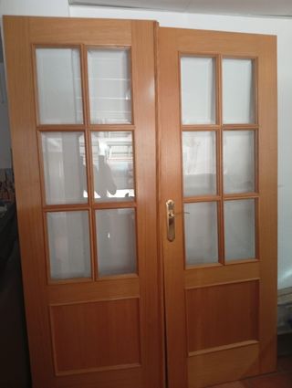 Puerta doble de madera con cristal