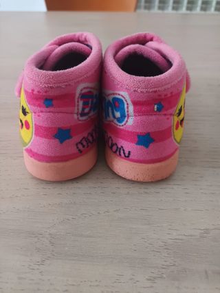 Zapatillas rosas con dibujo de conejo.
