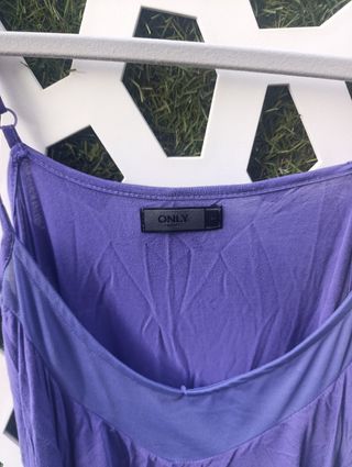 Camiseta tirantes Only morada volantes
