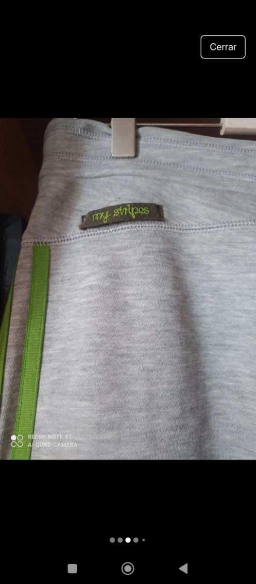 Pantalón chándal Adidas gris banda lateral verde