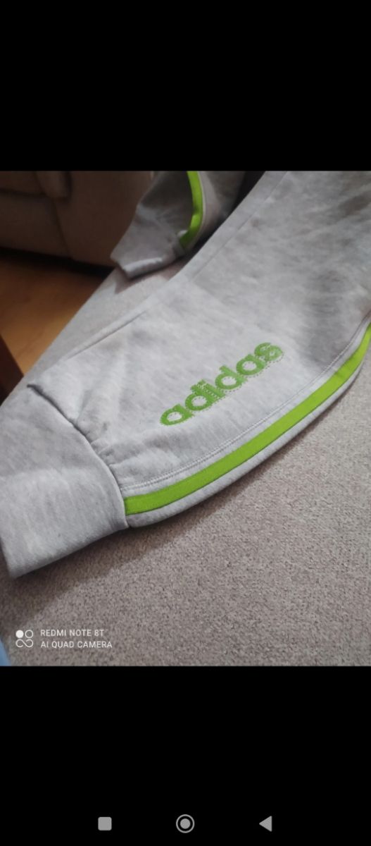 Pantalón chándal Adidas gris banda lateral verde