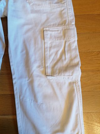 Pantalón cargo blanco Stradivarius chica