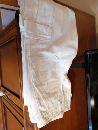 Pantalón cargo blanco Stradivarius chica
