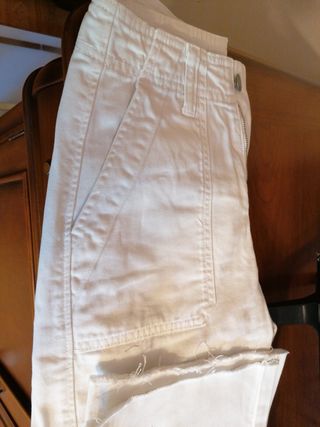 Pantalón cargo blanco Stradivarius chica