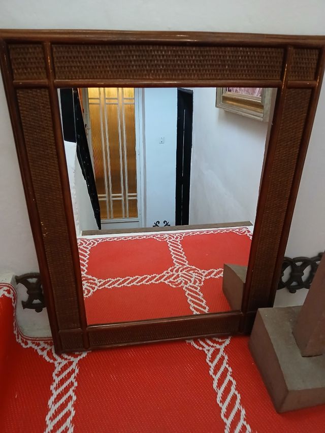 Espejo de madera y mimbre