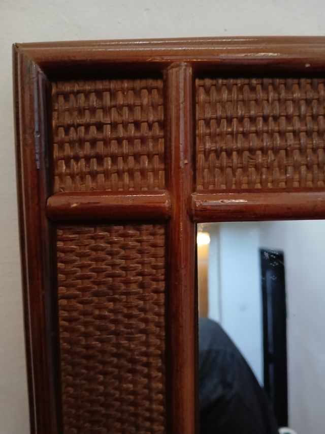 Espejo de madera y mimbre