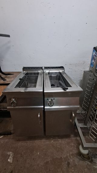 Dos freidoras industriales