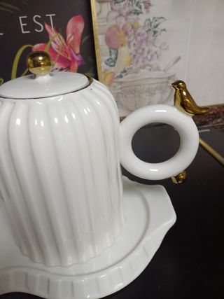 Juego de café blanco con detalles dorados
