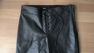 Pantalones cuero sintético Zara