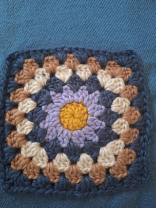 Capa Jo & Mr. Joe azul con granny squares.
