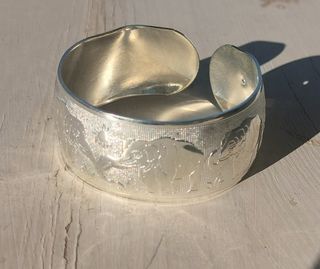 Pulsera de elefantes plateada