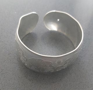 Pulsera de elefantes plateada