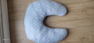 Cojín de lactancia azul con corazones